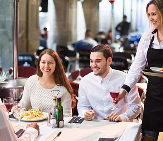 Reîntoarcerea la normalitate : restaurantele și hotelurile, la 100% din capacitate cu persoane vaccinate de la 1 iunie