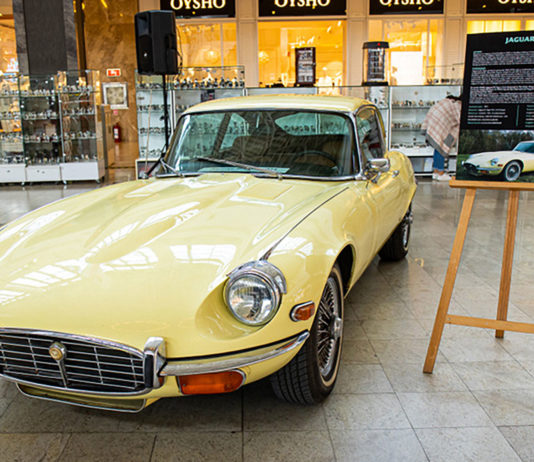 Călătorie în timp pe patru roți. Mașinile americane și britanice care au scris istorie, expuse la Iulius Mall Cluj