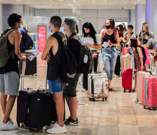 Studiu: vara trecută, călătorii au avut rolul principal în declanșarea celui de-al doilea val de Covid în Europa