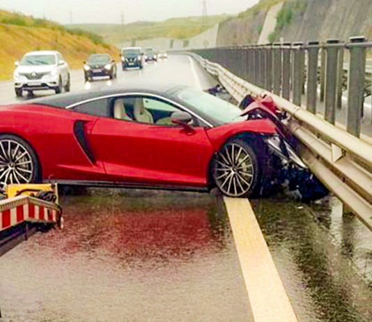 Un McLaren de 200.000 de euro a zburat în parapet pe autostrada Transilvania