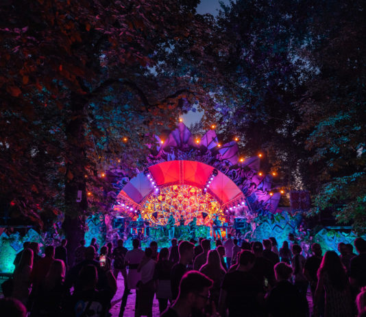 The Edge, chitaristul legendarei trupei U2, l-a însoțit pe Martin Garrix la festivalul Untold