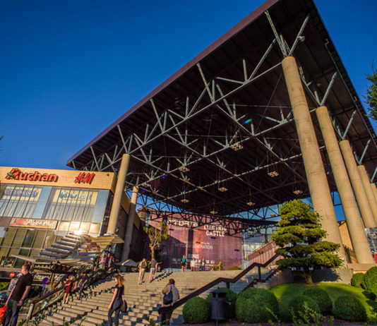 Centru de vaccinare împotriva virusului SARS-CoV-2 în Iulius Mall Cluj