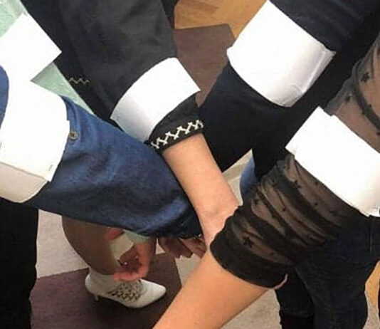 Grevă japoneză la un colegiu din Turda. Directoarea este acuzată că l-a angajat ca profesor de matematică pe un fost interlop