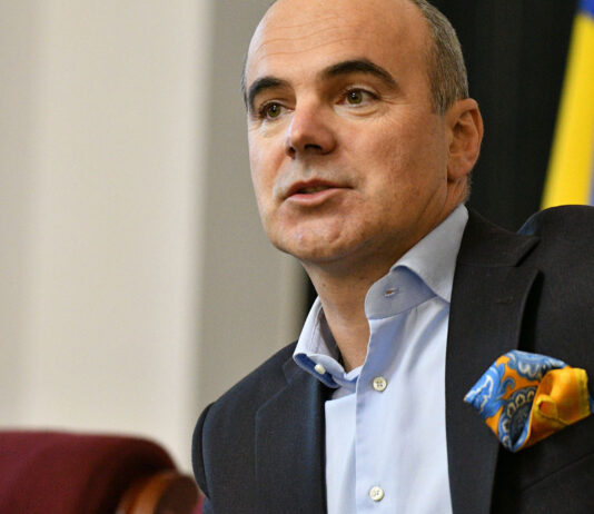 Rareș Bogdan: ”Toate companiile de stat românești să-și mute conturile de la băncile austriece la alte bănci. Tocmai ieri, domnul Grindeanu a dat un contract de 300 de milioane unei companii austriece”