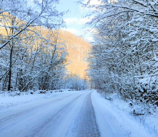 Acțiuni de deszăpezire și combatere a poleiului pe majoritatea drumurilor județene. Circulația rutieră se desfășoară în condiții de iarnă