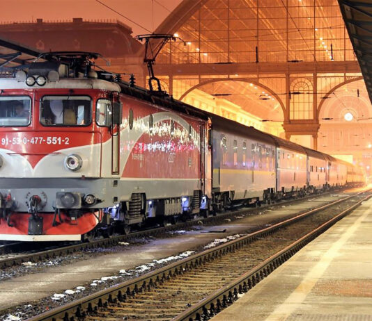 Oficiali ai CFR SA și MÁV Volán discută despre legăturile transfrontaliere: Ungaria a ajuns deja cu electrificarea căii ferate la graniță, românii abia semnează contractele pentru începerea lucrărilor