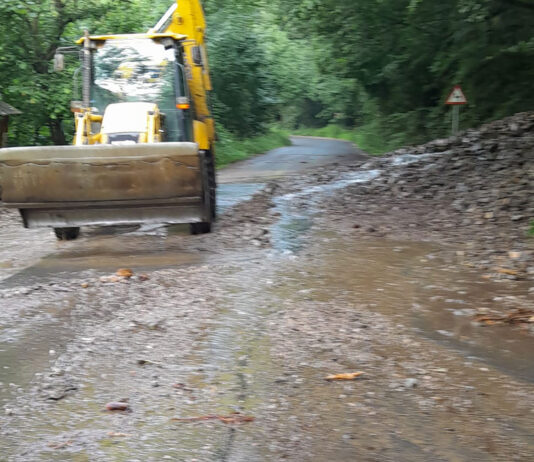 Intervenții pe drumurile județene din zona de munte, afectate de ploile torențiale