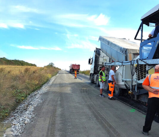 Consiliul Județean a demarat lucrările de asfaltare pe DJ 172A, parte a lotului 1 al Drumului Bistriței
