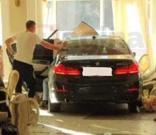 Un clujean a intrat cu BMW-ul într-un restaurant din Băile Herculane (video)