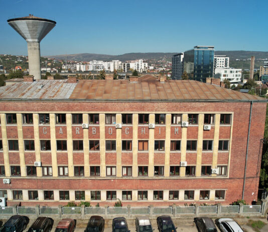 Se lucrează la conservarea și modernizarea clădirii – reper pentru „Uzina Carbochim”, cu valoare ambientală pentru Piața 1 Mai din Cluj-Napoca