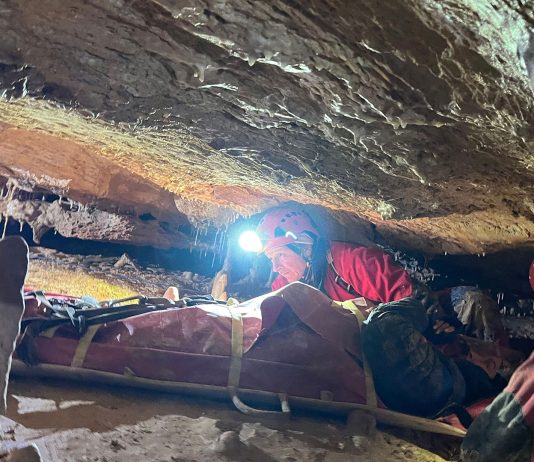 Peste 50 de speologi au participat la un exercițiu spectaculos de salvare în Peștera Humpleu (foto)